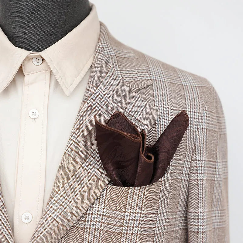 costume avec pochette blanche