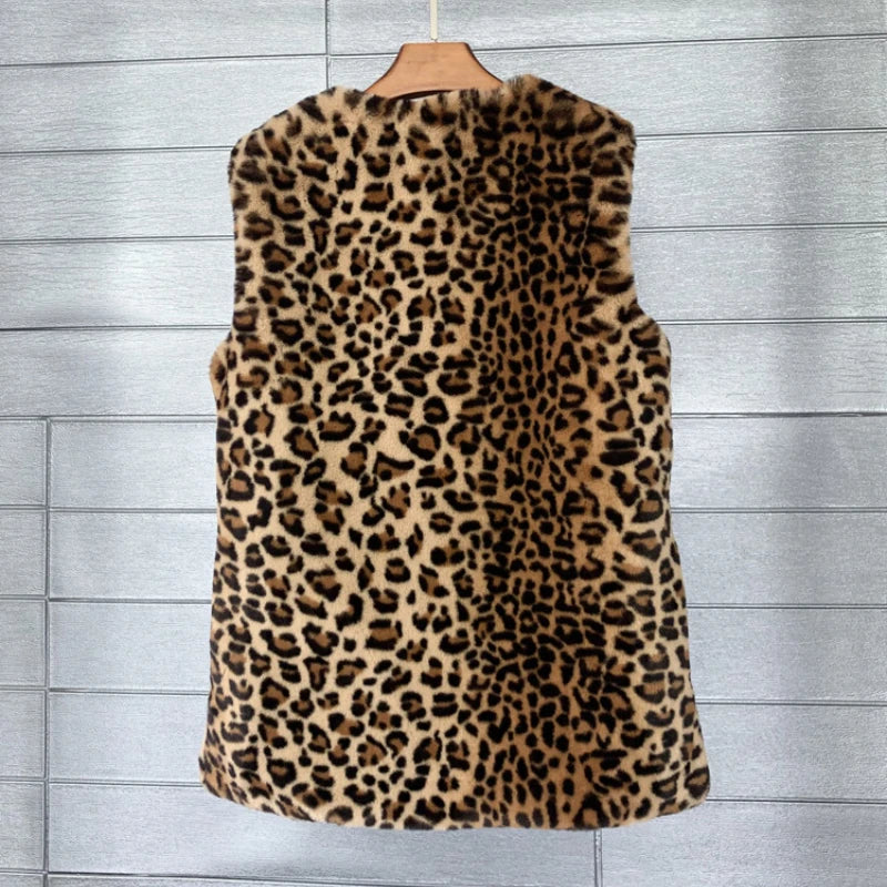 Veste sans manche leopard sur ceintre de dos